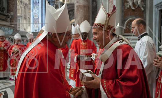 Papa Francisco entrega palio arzobispal a Mons. Carlos Castillo