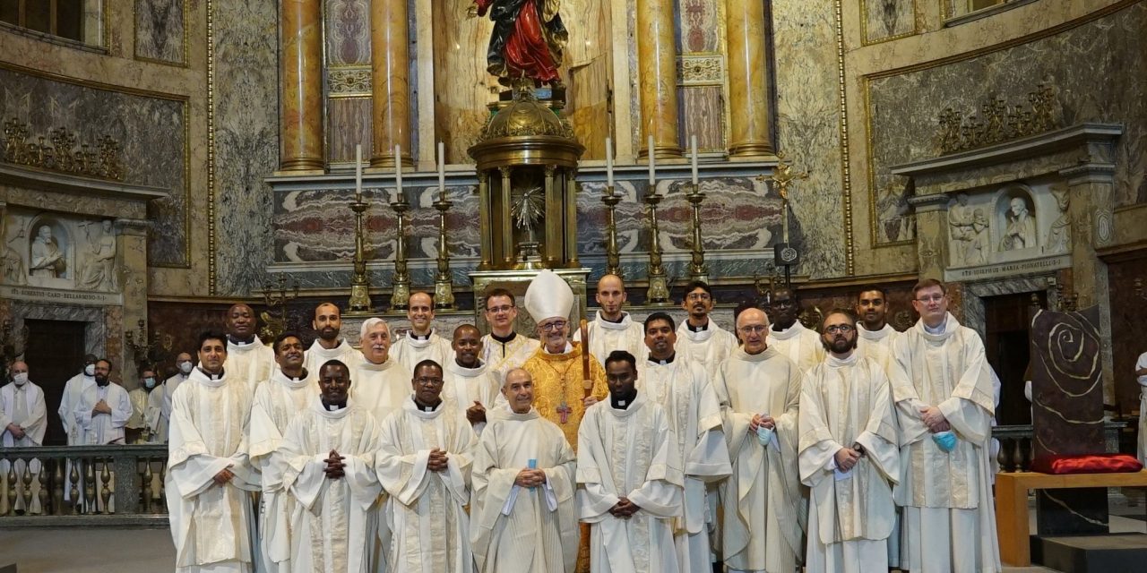 Veinte jesuitas de quince países diferentes fueron ordenados en Roma