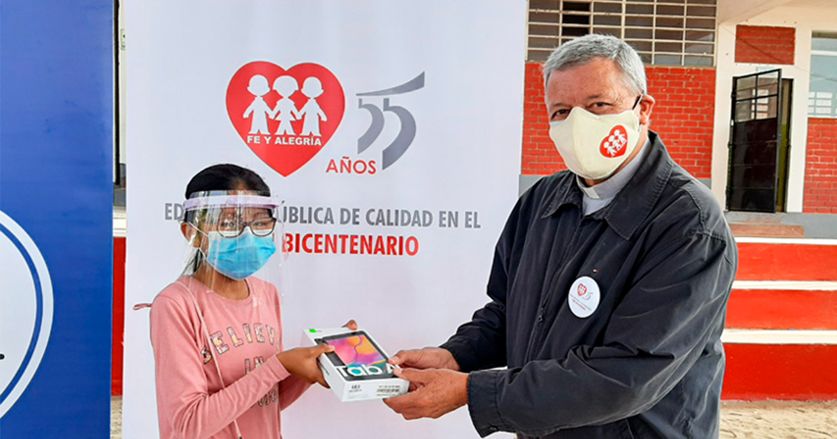 Con Fe y Alegría llevemos tablets a miles de niños y niñas del Perú