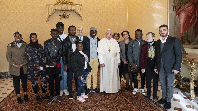 Francisco celebró su cumpleaños 85 con un grupo de refugiados