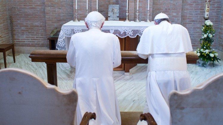 El Papa pide orar por Benedicto XVI