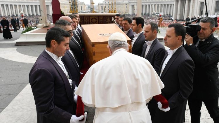 El último adiós a Benedicto XVI
