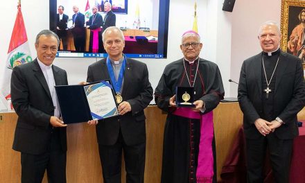 Mons. Robert Prevost recibe Medalla de Oro de Santo Toribio de Mogrovejo del Episcopado Peruano