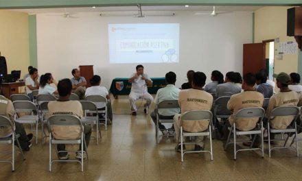 Colaboradores del Colegio San Ignacio de Piura reciben taller sobre salud mental