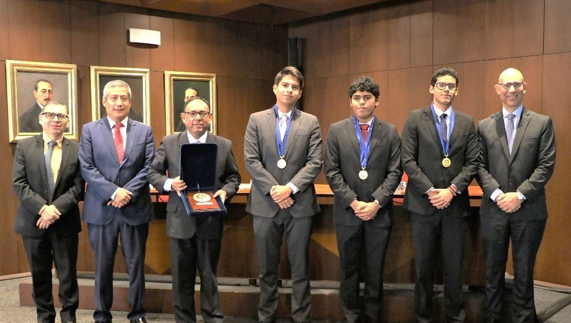 Alumnos del Colegio San Ignacio de Loyola ganan concurso del BCRP
