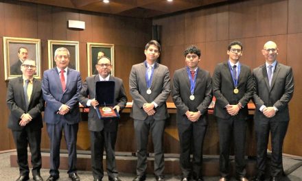 Alumnos del Colegio San Ignacio de Loyola ganan concurso del BCRP