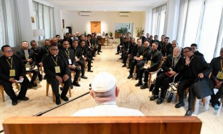 El Papa en conversación con los jesuitas de Dili