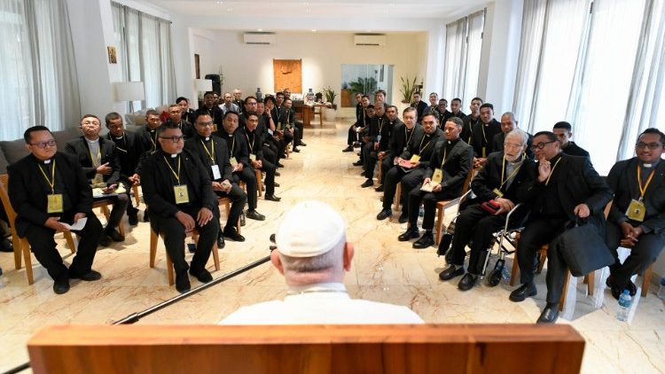 El Papa en conversación con los jesuitas de Dili