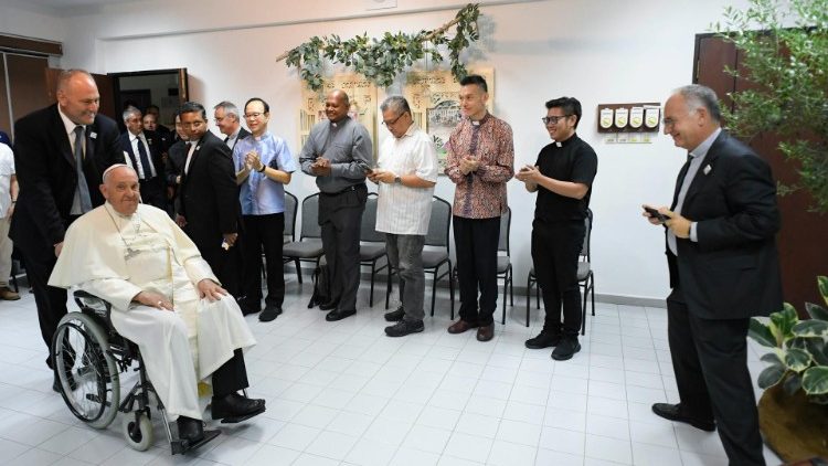 Francisco conversa con los jesuitas de Singapur