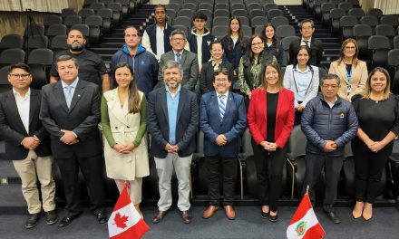 Colegio de la Inmaculada firma convenio con la Cámara de Comercio Canadá–Perú