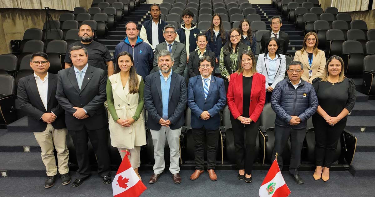 Colegio de la Inmaculada firma convenio con la Cámara de Comercio Canadá–Perú