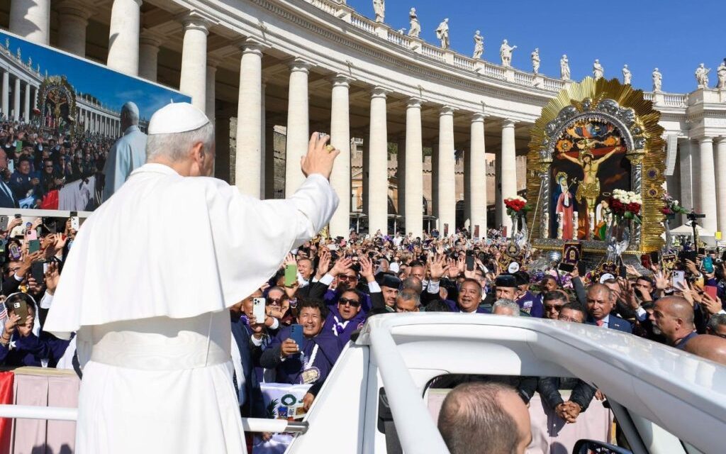 Papa León XIV bendice imagen del Señor de los Milagros