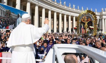 Papa León XIV bendice imagen del Señor de los Milagros