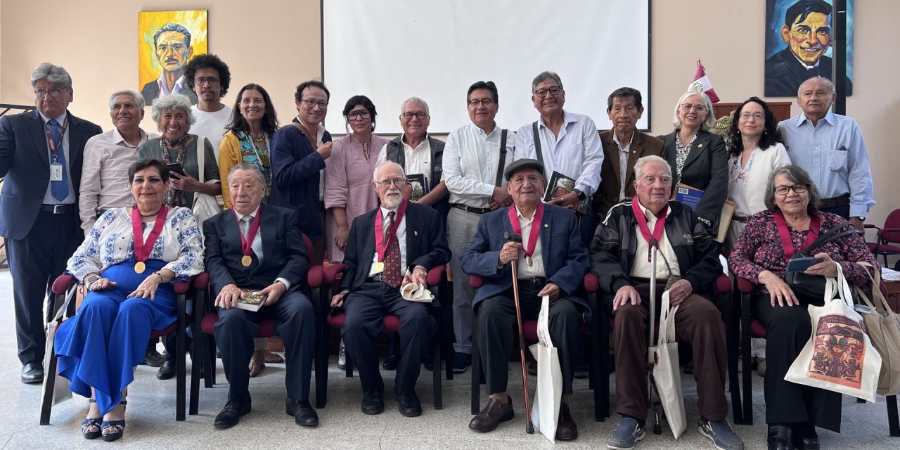 P. Jaime Regan SJ recibe homenaje en la Universidad San Marcos