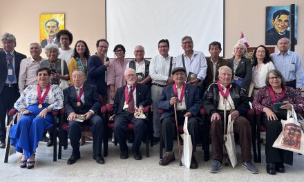 P. Jaime Regan SJ recibe homenaje en la Universidad San Marcos