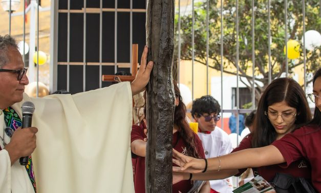 Parroquia San Pedro: bendición y traslado de la nueva Cruz del Baratillo